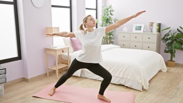 若い女性は明るい寝室でヨガを実践し 屋内で穏やかな健康環境を作成する — ストック動画