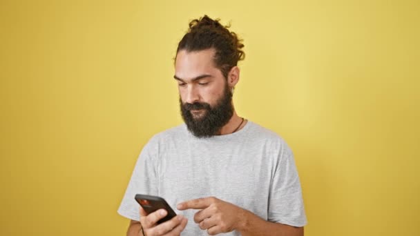 Красивий Бородатий Чоловік Використовує Смартфон Проти Жовтої Стіни Виключає Випадковий — стокове відео
