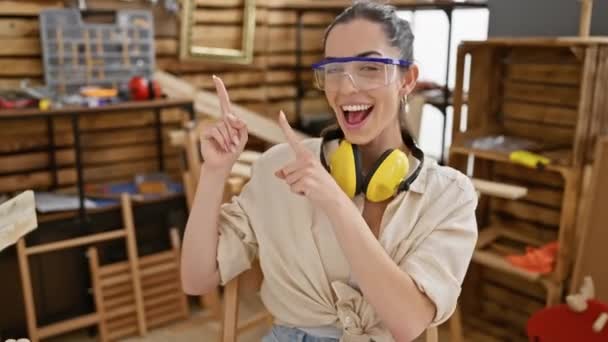 Jovem Hispânica Alegre Oficina Carpintaria Irradiando Com Confiança Usando Óculos — Vídeo de Stock