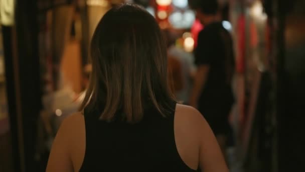 美丽的他惊慌失措的女人走了 在东京的街道上漫步 回头看了一眼城市的夜灯 — 图库视频影像