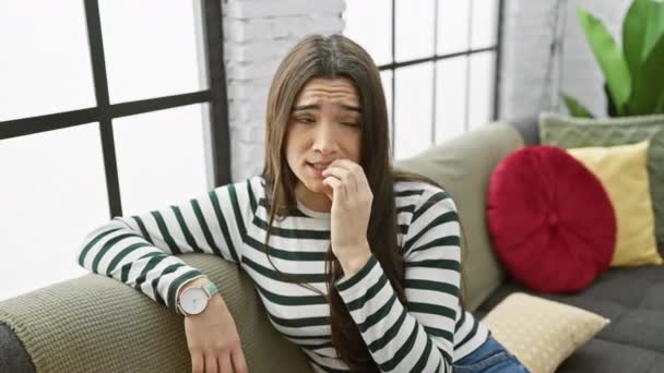 Stressad Ung Latinamerikansk Kvinna Bita Naglar Hemma Ångest Äta Bort — Stockvideo