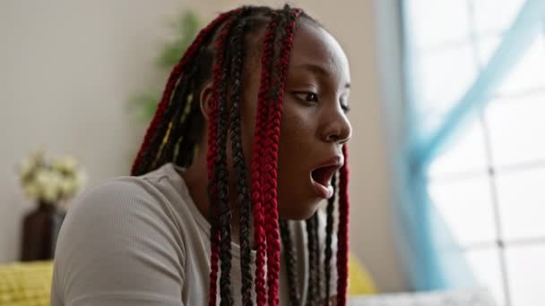 Mulher Afro Americana Atordoada Com Belas Tranças Boca Aberta Espanto — Vídeo de Stock