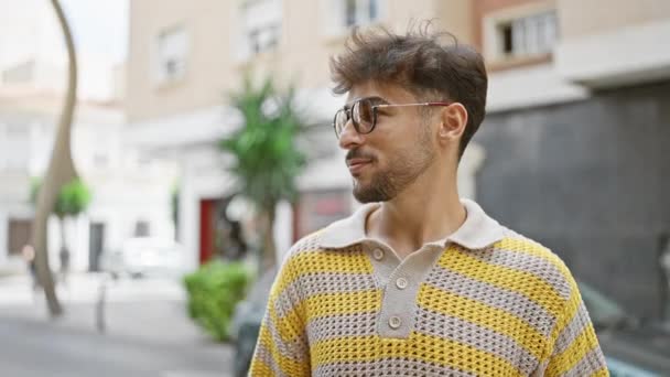 Joven Árabe Alegre Confiado Quita Las Gafas Sol Sonrisa Ilumina — Vídeos de Stock