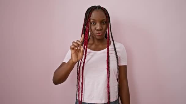 Cool Africká Americká Žena Sebevědomě Říká Prst Přes Růžové Izolované — Stock video