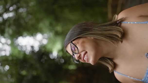 Schöne Hispanische Frau Mit Brille Die Selbstbewusst Lächelt Während Sie — Stockvideo