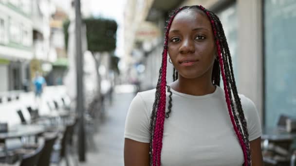 Pewna Siebie Afroamerykanka Radością Czesająca Włosy Dłonią Słonecznym Tarasie Kawiarni — Wideo stockowe