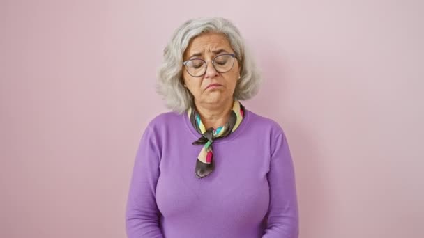 Mujer Angustiada Mediana Edad Pelo Gris Con Gafas Llorando Estresada — Vídeos de Stock