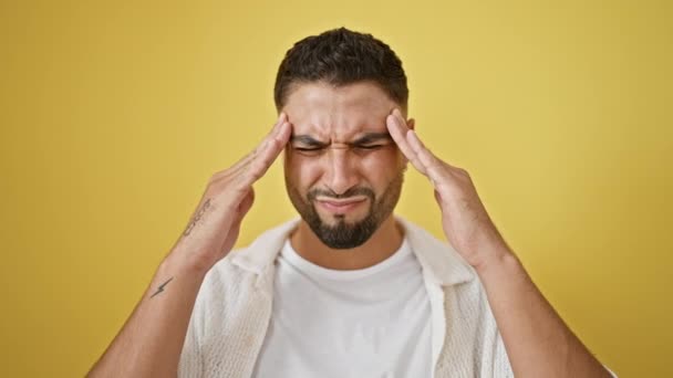 Zestresowany Młody Arabski Mężczyzna Stojący Odizolowany Żółtym Ściskający Głowę Czystej — Wideo stockowe