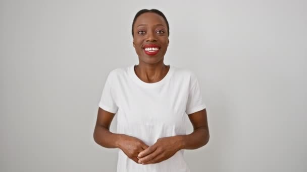 Afroamerikanerin Mit Überraschendem Gesichtsausdruck Und Daumen Hoch Geste Über Isolierten — Stockvideo