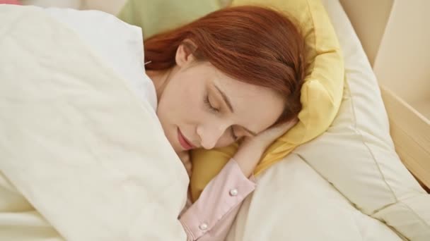 Una Mujer Tranquila Duerme Dormitorio Cómodo Encarnando Tranquilidad Descanso — Vídeos de Stock