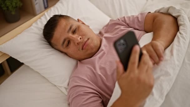 Jovem Latino Perturbado Deitado Uma Cama Confortável Seu Quarto Apartamento — Vídeo de Stock