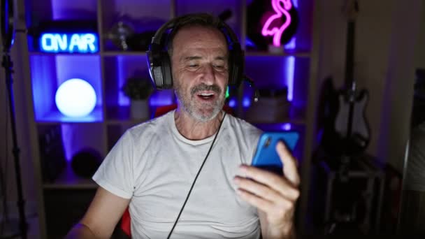 Självsäker Medelålder Grått Hår Gamer Man Streaming Kväll Videosamtal Från — Stockvideo