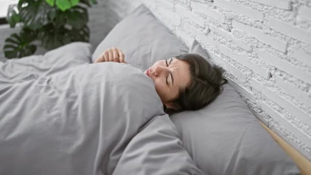 Vyčerpaná Ale Krásná Mladá Hispánka Trpící Nespavostí Ležící Útulném Pohodlí — Stock video