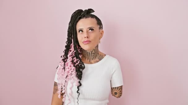 Veselá Hispánská Amputovaná Žena Stojící Nad Izolovaným Růžovým Pozadím Chytrá — Stock video