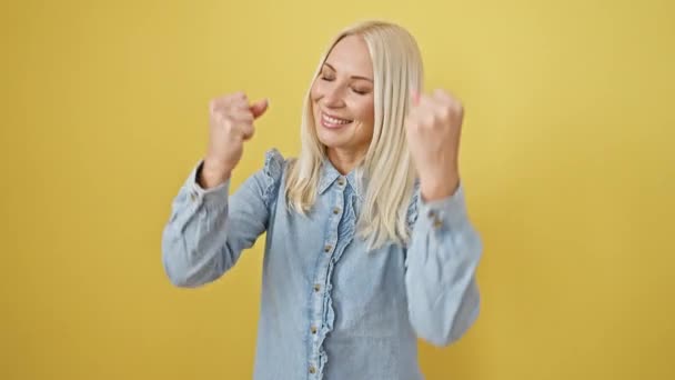 Joven Rubia Triunfante Quita Una Pose Ganadora Una Camisa Mezclilla — Vídeos de Stock