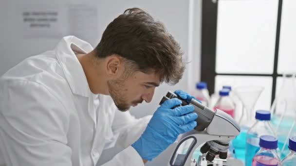 Científico Árabe Joven Usando Microscopio Laboratorio — Vídeos de Stock