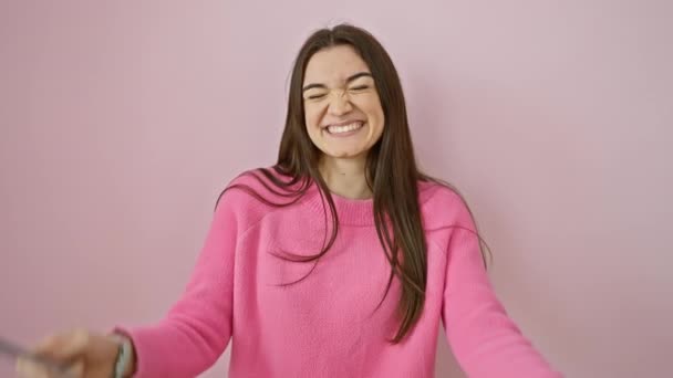 Opgewonden Jonge Spaanse Vrouw Triomfantelijk Zwaaien Met Haar Usa Paspoort — Stockvideo