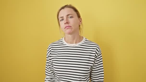 Mladá Blondýnka Proužkovaném Tričku Pochybovačná Rozrušená Mračí Nad Životními Problémy — Stock video