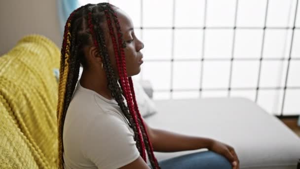 Serena Afro Americana Com Tranças Relaxando Sofá Aconchegante Banhada Luz — Vídeo de Stock