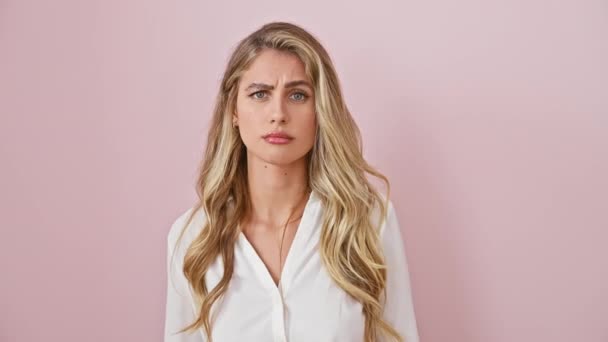 Испуганная Блондинка Рубашке Стоящая Изолированная Розовом Фоне Показывая Отказ Ладонями — стоковое видео