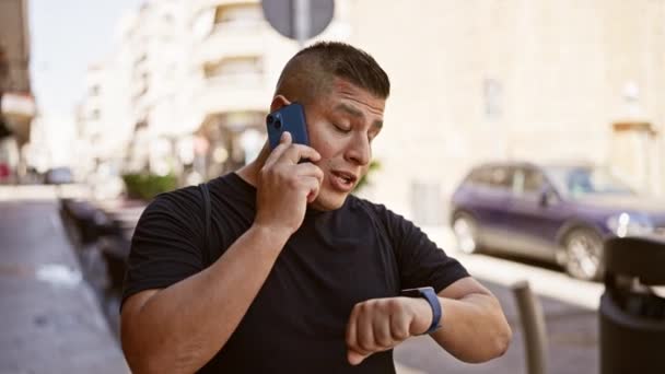 Casual Uomo Latino Parlando Seriamente Sul Suo Smartphone Controlla Ora — Video Stock