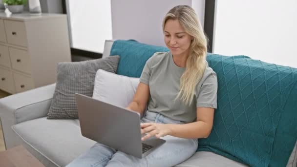 Uma Mulher Loira Relaxada Usando Laptop Sofá Ambiente Sala Estar — Vídeo de Stock