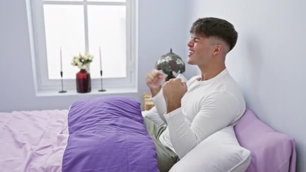 Översvallande Ung Latinamerikansk Man Liggande Sovrummet Säng Glatt Klädd Pyjamas — Stockvideo