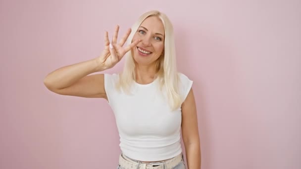 Веселая Молодая Блондинка Уверенно Выражает Номер Четыре Показывая Пальцами Стоя — стоковое видео