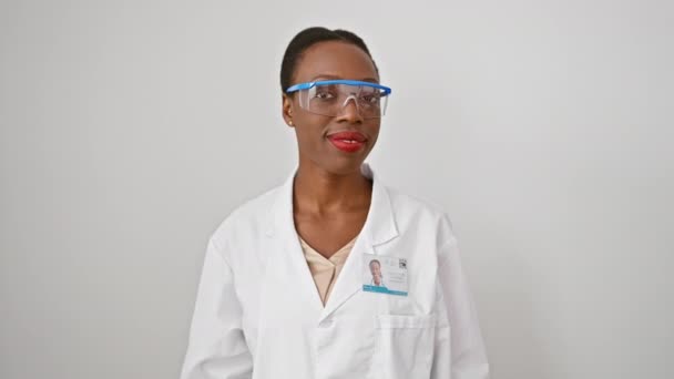 Mulher Americana Africana Alegre Cientista Uniforme Mão Orelha Ansiosamente Ouvindo — Vídeo de Stock