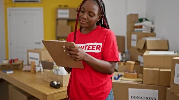 Hermosa Mujer Afroamericana Voluntaria Llena Altruismo Sonriendo Mientras Trabaja Diligentemente — Vídeo de stock