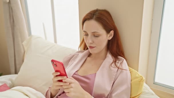 Uma Jovem Mulher Relaxada Manto Seda Usando Smartphone Enquanto Senta — Vídeo de Stock