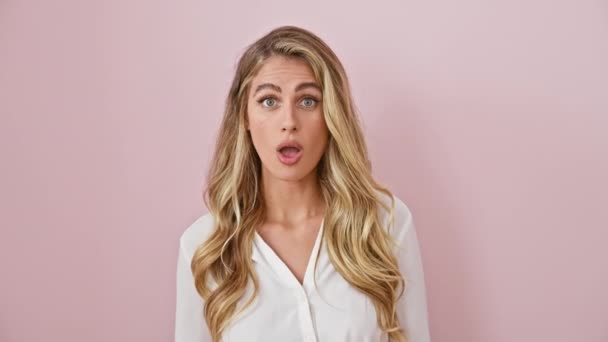 Zaskoczona Ale Zuchwała Zszokowana Młoda Blondynka Ubrana Koszulę Wykonująca Gest — Wideo stockowe
