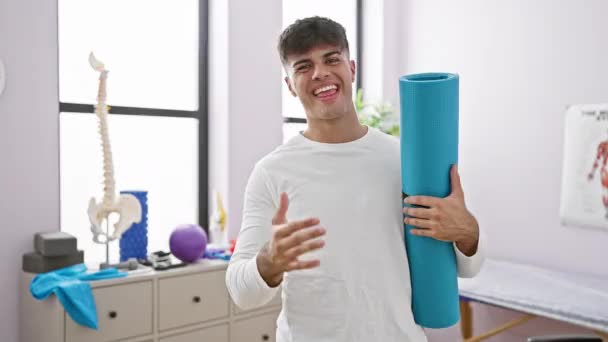 Overwinning Proost Jonge Spaanse Man Knuffelen Yoga Mat Stralen Een — Stockvideo