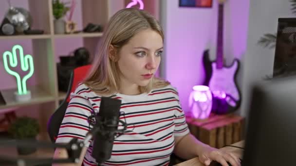 Serieus Uitziende Jonge Blonde Vrouw Streamer Natuurlijk Eenvoudig Geconfronteerd Met — Stockvideo