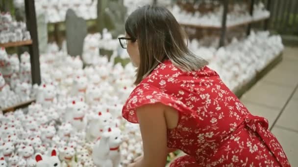 Bedövning Hispanic Kvinna Glasögon Prydd Sola Charmen Gotokuji Tempel Lockar — Stockvideo