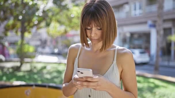 Jovem Bela Mulher Hispânica Usando Smartphone Com Expressão Séria Parque — Vídeo de Stock