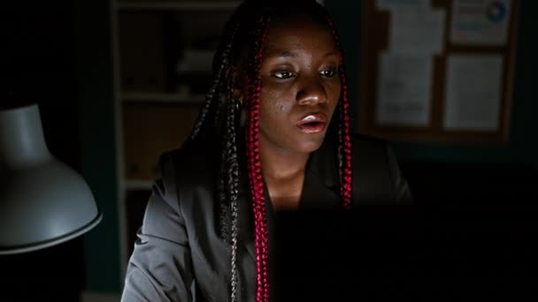 Trabalhadora Afro Americana Estressada Lutando Contra Estresse Negócios Seu Computador — Vídeo de Stock