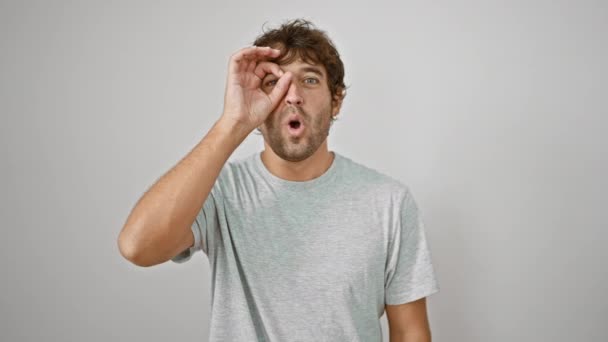 Jovem Surpreso Camiseta Sinal Aprovado Espreitando Por Dedos Choque Olhos — Vídeo de Stock