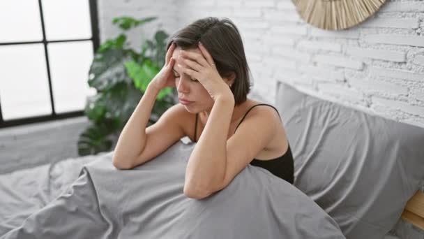 Mujer Hispana Joven Estresada Perdida Preocupación Sentada Cama Dormitorio Agarrada — Vídeo de stock
