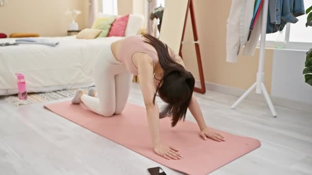 Ung Asiatisk Kvinna Sträcker Sig Yogamatta Mysig Stilfullt Inredd Sovrumsmiljö — Stockvideo