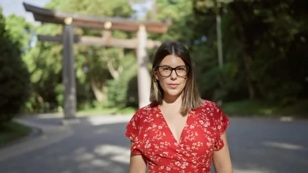 Mulher Hispânica Alegre Bonita Com Óculos Posa Com Confiança Sorrindo — Vídeo de Stock