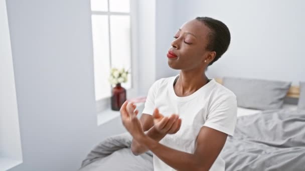 Впевнена Афроамериканка Радісно Позує Приміщенні Лежачи Ліжку Схрещеними Руками Посміхаючись — стокове відео