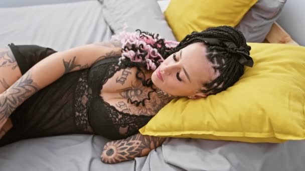Mujer Amputada Hispana Sensual Exudando Confianza Luciendo Sexy Acogedor Dormitorio — Vídeo de stock