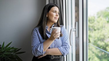 Genç, güzel, İspanyol bir kadın gülümsüyor.