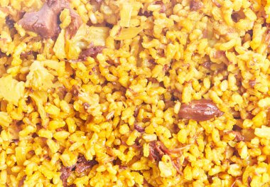 Lezzetli İspanyol paella 'sına yakın plan. Pirinç, tavuk ve sebzelerle. Mutfağın geleneksel lezzetlerini somutlaştırıyor..