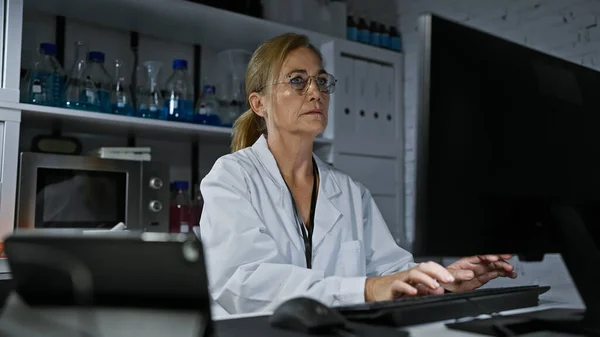Femme Scientifique Mature Travaillant Avec Ordinateur Dans Environnement Laboratoire — Photo