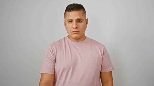 Cooler Junger Hispanischer Mann Einem Entspannten Lifestyleporträt Der Mit Ernstem — Stockfoto