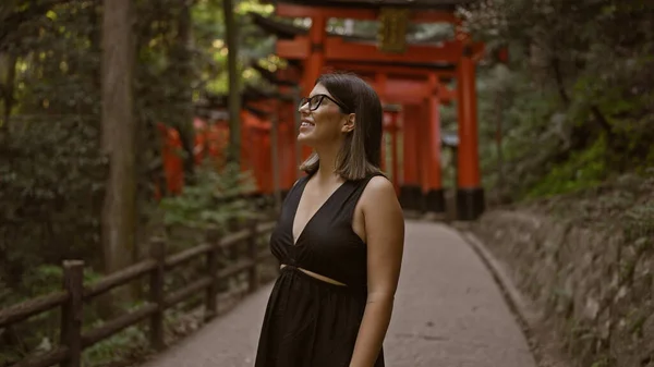 Posant Toute Confiance Fushimi Inari Taisha Une Belle Femme Hispanique — Photo