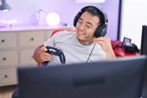 Mladý Číňan Muž Streamer Hrát Videohry Pomocí Joystick Herně — Stock fotografie