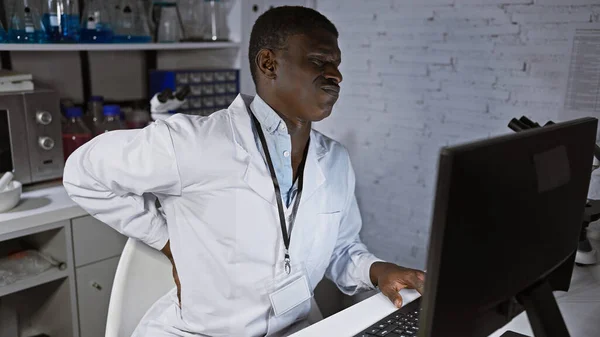 Африканський Чоловік Лабораторному Пальто Висловлює Дискомфорт Робочому Місці Лабораторії — стокове фото